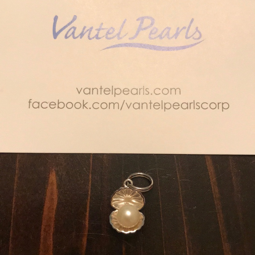 Clam with pearl charm